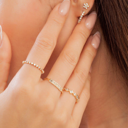 Single Shared Prong Floating Round Wedding Band